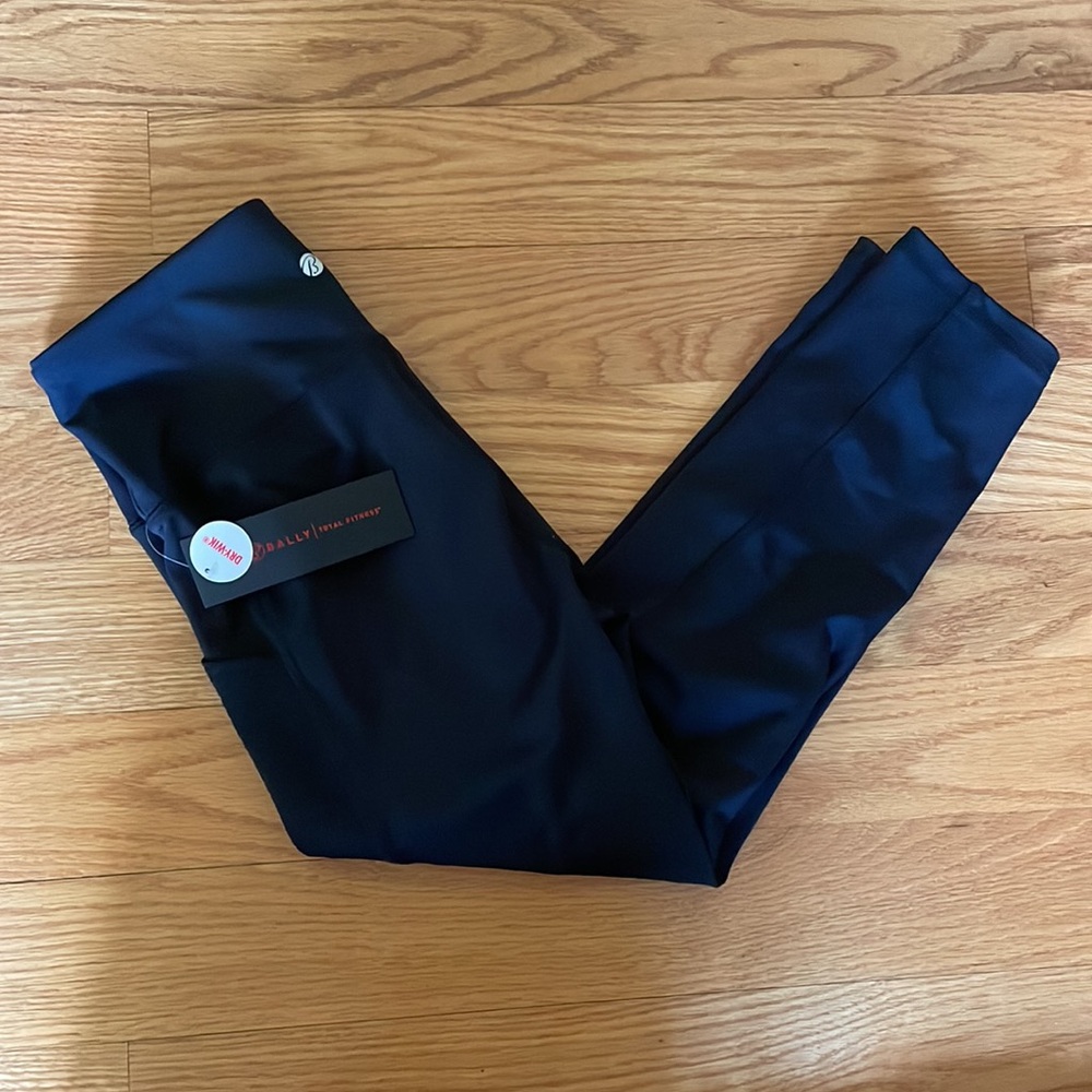 Bally NWT total fitness capri leggings black Medium pocket Dry-Wik women’s